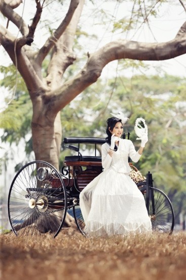 Hoa hậu Hương Giang duyên dáng bên chiếc ô tô đầu tiên trên thế giới ảnh 9